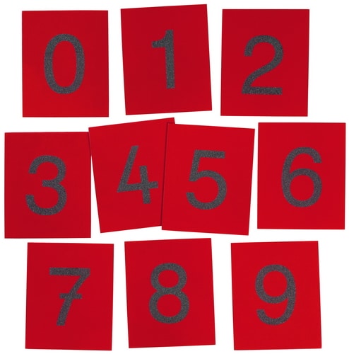 Voel- en tastkaarten met cijfers 0-9 op rode kaarten, ontworpen voor sensomotorisch leren en getalbegrip.