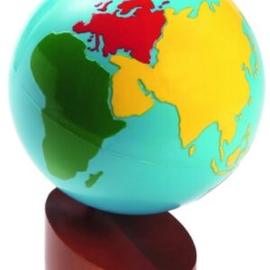 Draaibare wereldbol met gekleurde continenten in rood, geel, groen en blauw, op een houten standaard.