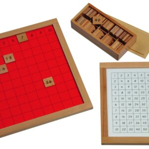Pythagoras controlekaart met een rood bord, houten blokken en een opbergdoos voor het oefenen van vermenigvuldiging.