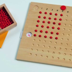 Vermenigvuldigbord met houten ondergrond, rode kralen en cijfers 1-10 voor het leren van rekenen en wiskundige bewerkingen.
