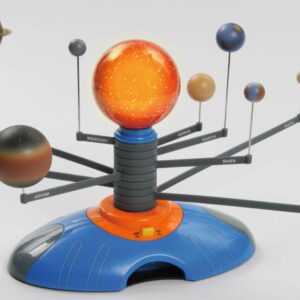 Model van het zonnestelsel met een verlichte zon en planeten zoals Jupiter, Mars en Saturnus op stangen.