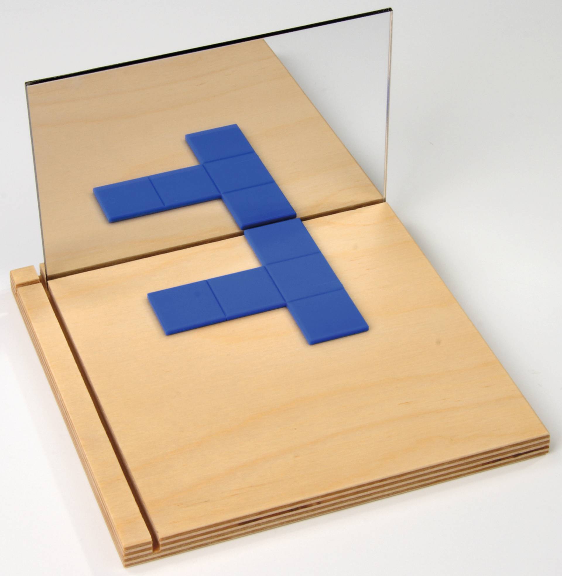 Multi-geometrie spiegel met houten basis en blauwe vormen voor het visualiseren van figuren en hoeken in meetkunde.