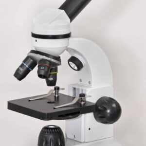 LED Combi Microscoop met drie objectieven en een verstelbare tafel voor microscopisch onderzoek.