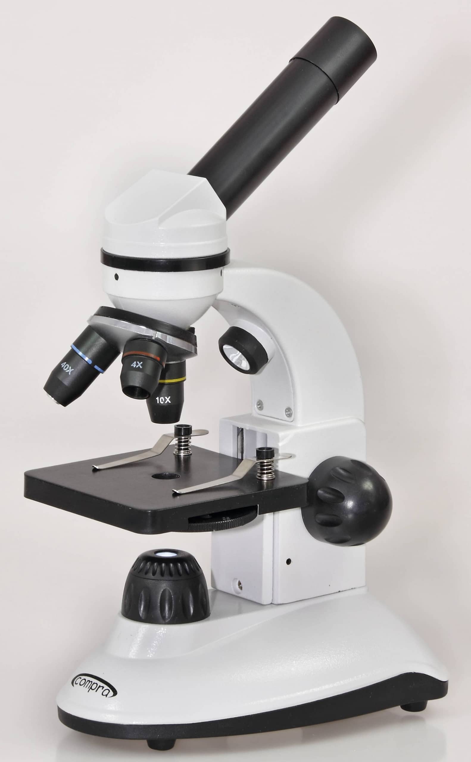 LED Combi Microscoop met drie objectieven en een verstelbare tafel voor microscopisch onderzoek.