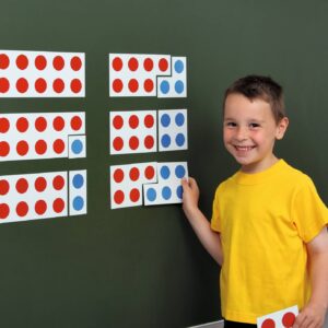 Magnetische plaatjes voor het tellen van 1-10, met een kind dat de kaarten op een bord plaatst.