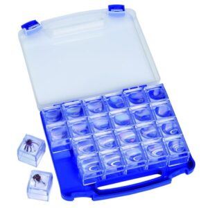 Set van 24 transparante vergrotingsdoosjes in een blauwe opbergdoos, geschikt voor educatieve doeleinden.