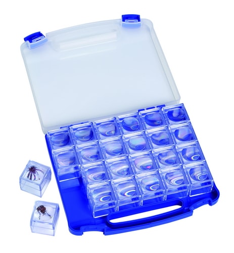 Set van 24 transparante vergrotingsdoosjes in een blauwe opbergdoos, geschikt voor educatieve doeleinden.