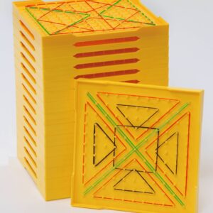 Dubbelzijdige isometrische geometrieborden in geel, gestapeld, met elastiekjes voor het maken van geometrische vormen.