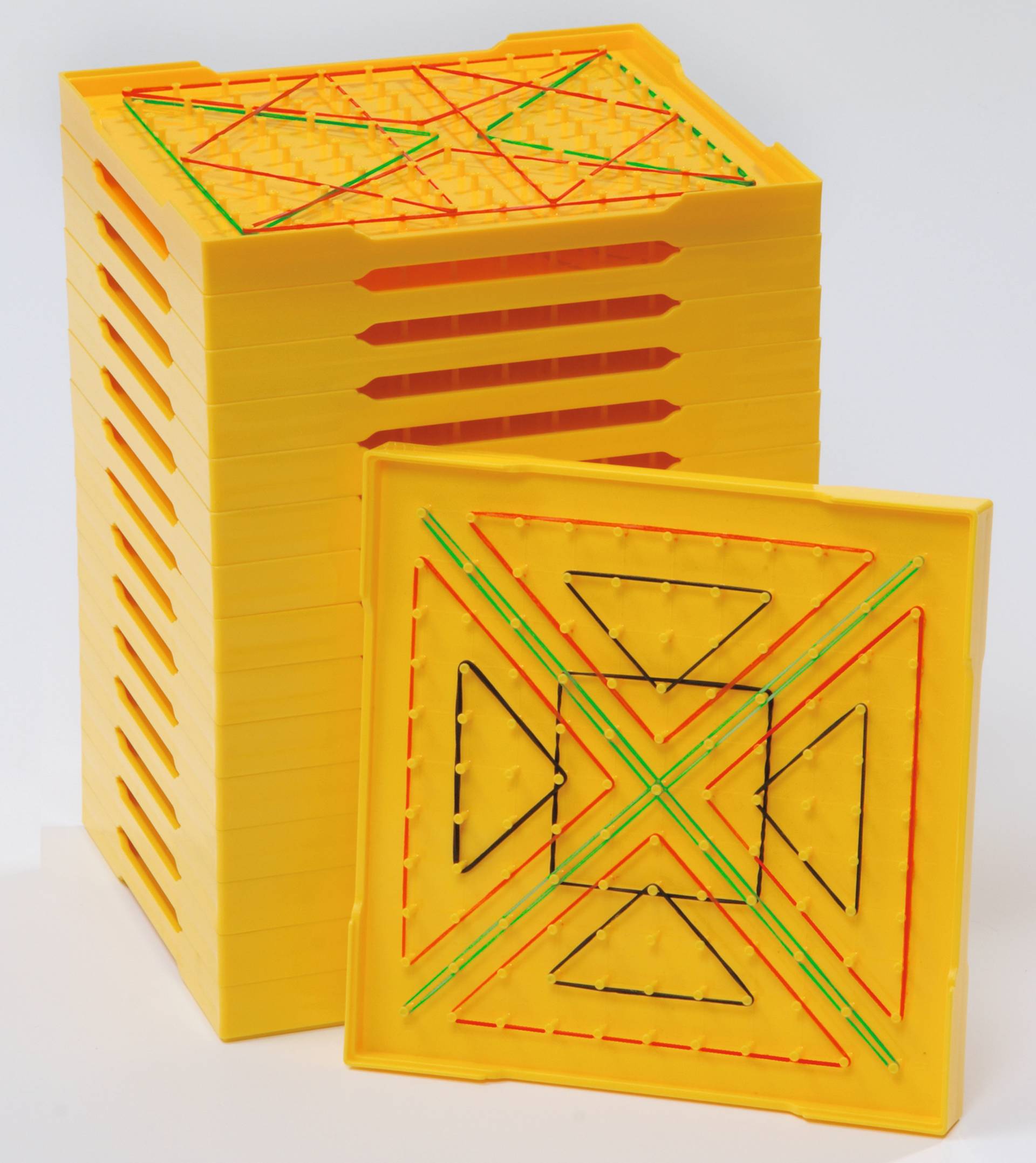 Dubbelzijdige isometrische geometrieborden in geel, gestapeld, met elastiekjes voor het maken van geometrische vormen.