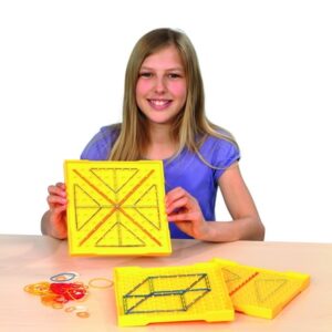 Dubbelzijdig isometrisch geobord van 20 x 20 cm met 11 x 11 pinnetjes, inclusief elastiekjes, vastgehouden door een meisje.