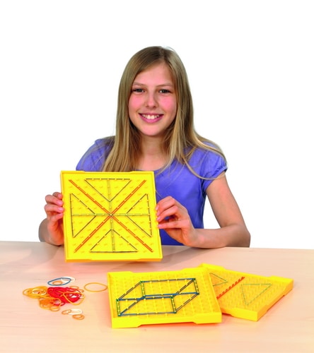 Dubbelzijdig isometrisch geobord van 20 x 20 cm met 11 x 11 pinnetjes, inclusief elastiekjes, vastgehouden door een meisje.