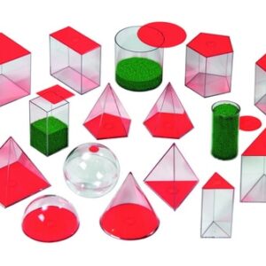Vijftien transparante geometrische vormen in diverse hoogtes tot 6 cm, gevuld met vloeistof en met deksels.