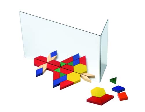Onbreekbare spiegel van 16 x 10 cm, met kleurrijke geometrische vormen ernaast, geschikt voor leermiddelen in de meetkunde.