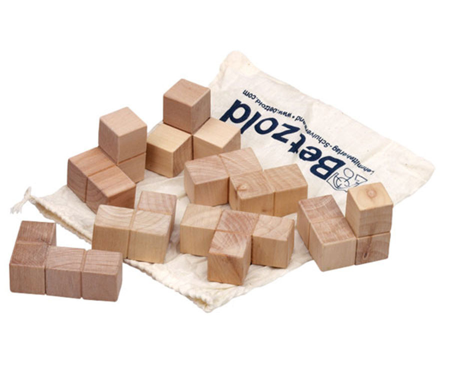 Natuurlijke houten blokjes van 2 cm in een stoffen zakje, verspreid over een witte ondergrond.