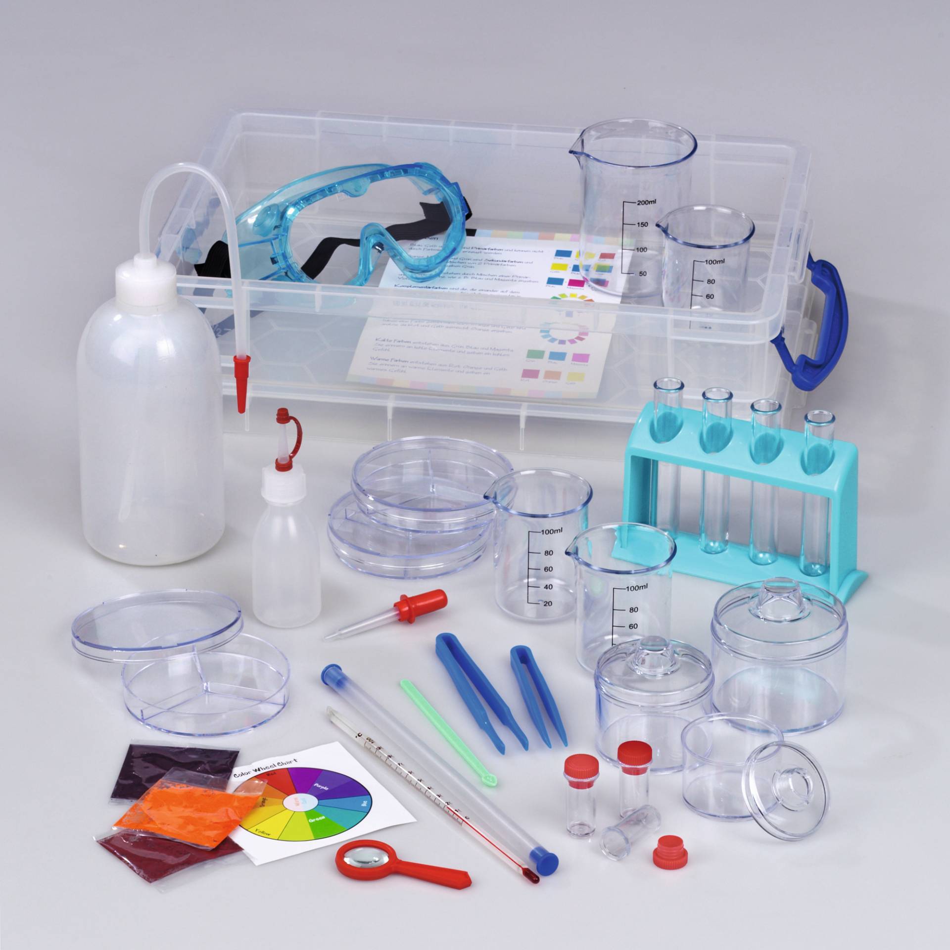 Basis experimentenset met reageerbuizen, pipetten, veiligheidsbril en diverse meetinstrumenten in een opbergdoos.