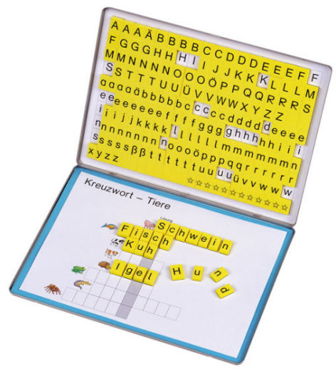 Magnetische brievenbus met gele letters en een kruiswoordpuzzel met dierenillustraties op een witte achtergrond.