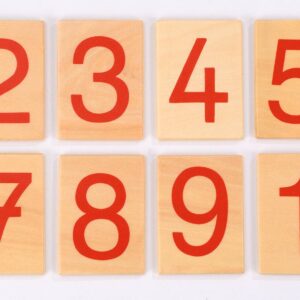 Houten getallenkaarten van 1 t/m 10 in twee formaten, met grote rode cijfers op een lichte achtergrond.