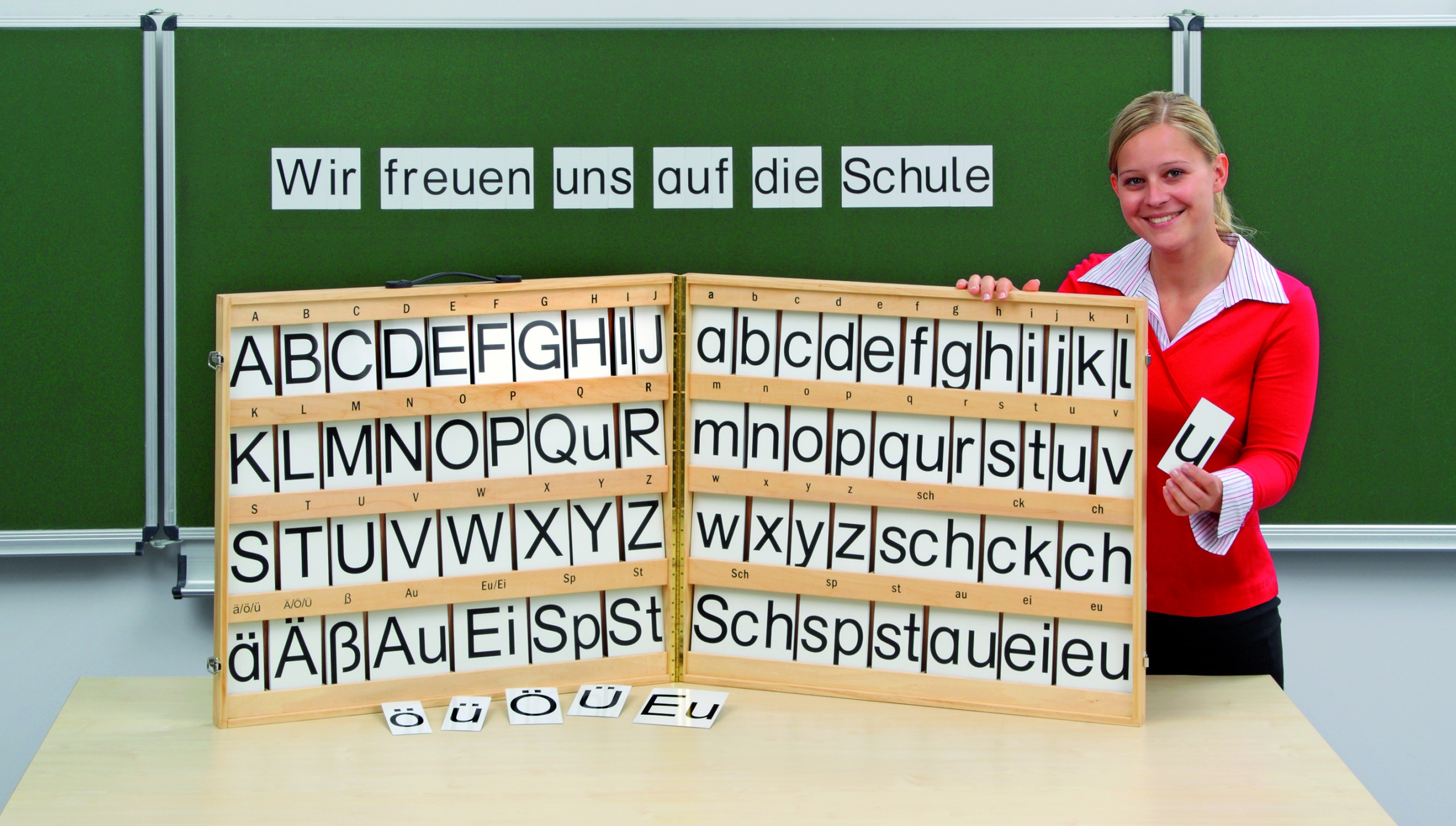 Magnetische letter sorteerkoffer met geordende letters in compartimenten, ideaal voor taal- en leesoefeningen.