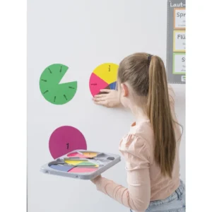 Magnetische Breuken Klassen Set XL met kleurrijke delen, gebruikt door een leerling voor visuele uitleg van breuken.