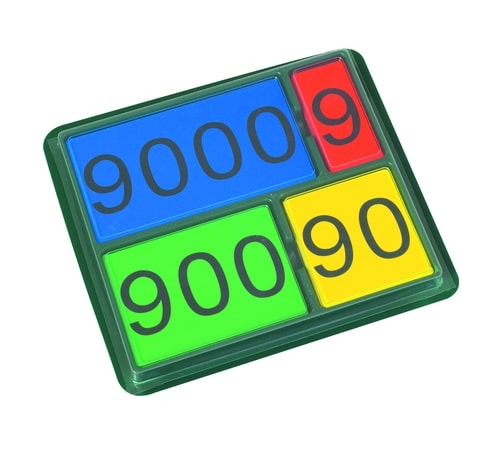 Magnetische getalkaarten van 1 tot 9.000 in een tray, met duidelijke cijfers op kleurrijke achtergrond.