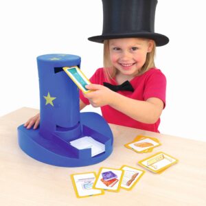 Een meisje met een hoge hoed steekt een kaart in de Magische Hoed, omringd door leermaterialen en antwoorden.