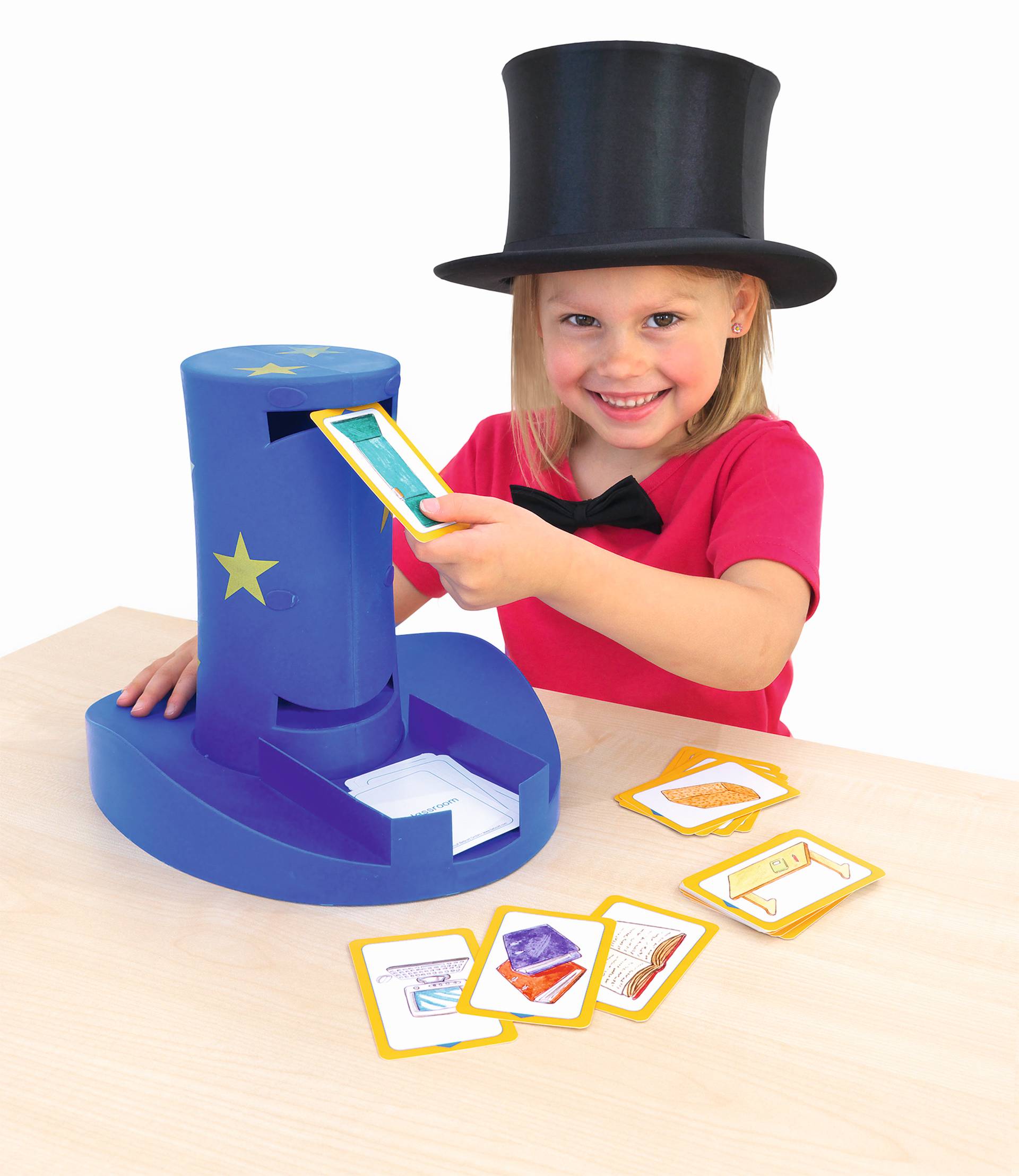 Een meisje met een hoge hoed steekt een kaart in de Magische Hoed, omringd door leermaterialen en antwoorden.