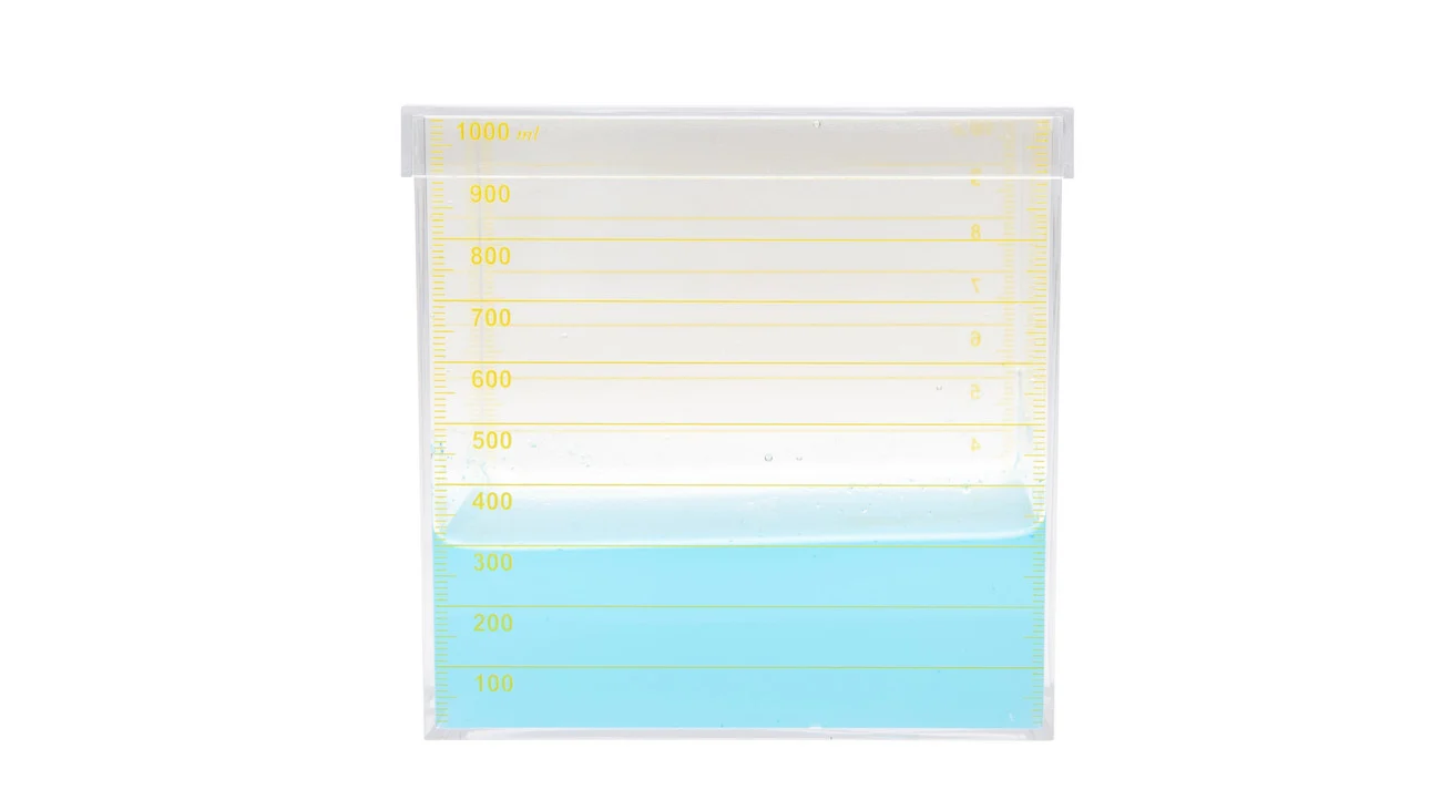 Transparante literkubus met maatverdeling tot 1000 ml, gevuld met blauw water voor visuele volumeweergave.