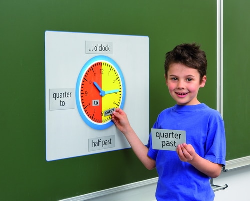 Magnetische klok met wijzers en tekstkaarten voor klokkijken, jongen houdt kaarten vast, formaat 63 x 48 cm.