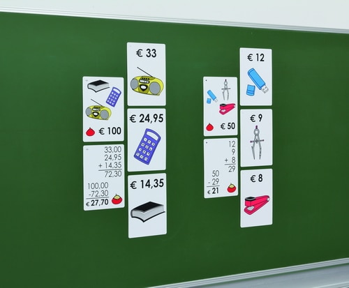 Magnetische winkelafrekenset met afgeronde euro bedragen op een schoolbord, inclusief diverse producten en prijzen.