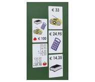 Magnetische winkelafrekenset met decimale euro bedragen op een bord, inclusief prijzen en rekenhulpmiddelen.