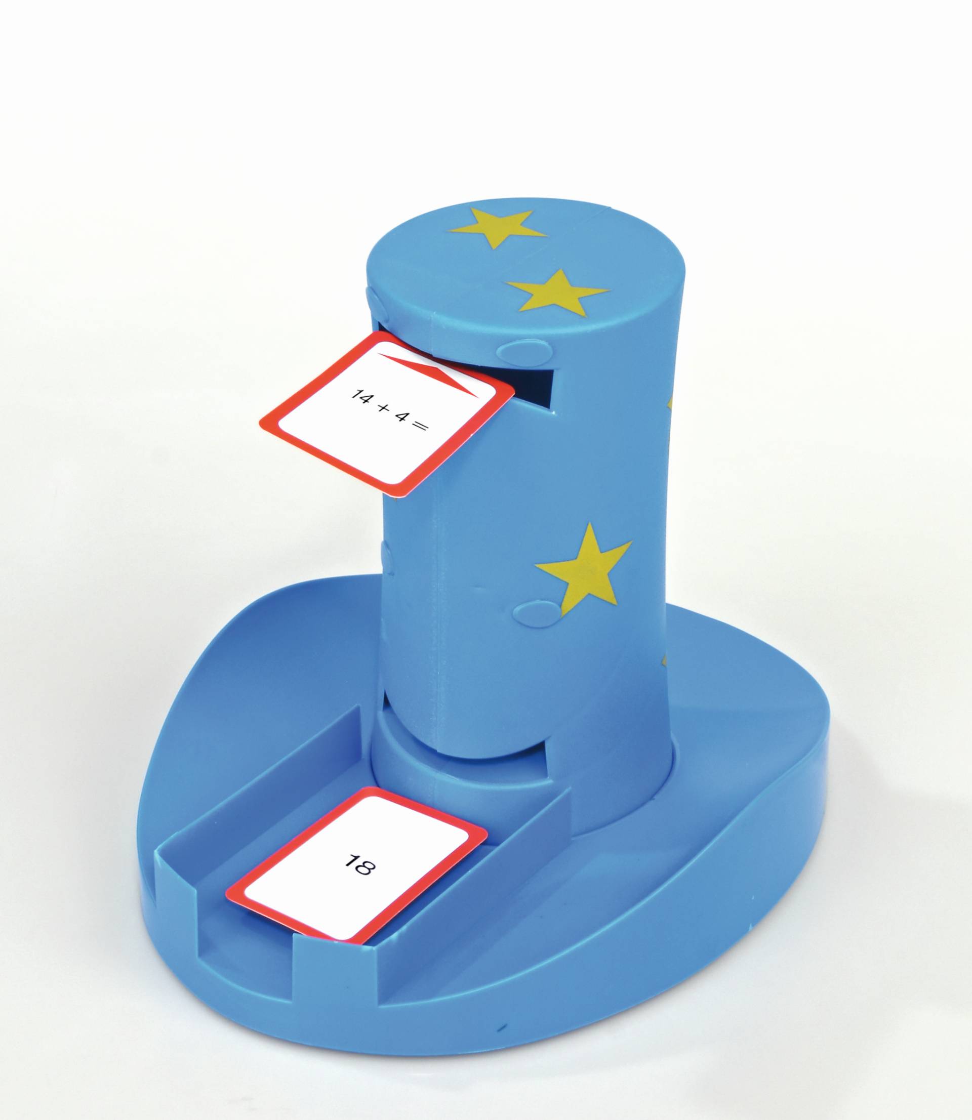 Magische hoed in blauw met sterren, met rekenkaartjes in gleuf voor interactieve somoplossing.