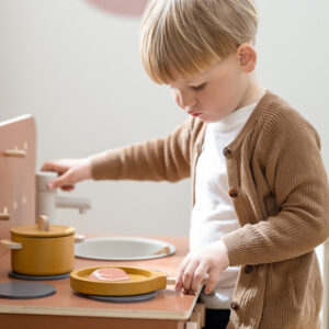 Houten potten- en pannen setje voor de speelkeuken, met een kind dat aan het koken is.