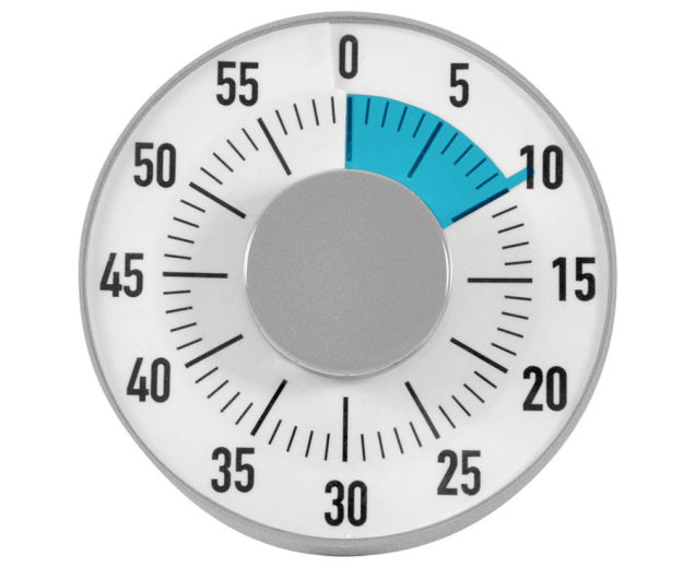Ronde tijdteller met een witte achtergrond, zwarte cijfers en een blauwe wijzer die op 10 staat.
