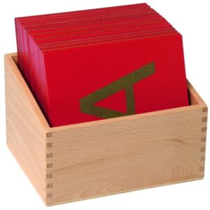 Houten opbergbak met voel- en tastkaarten in rood, met cijfers, stippen en vormen, formaat 12 x 18,5 x 15,5 cm.