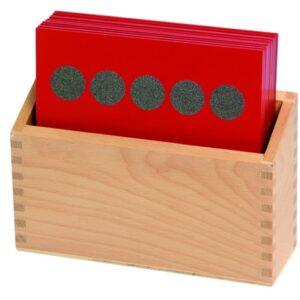 Houten opbergbak met voel- en tastkaarten in rood, met stippen, formaat 6 x 18,5 x 11,5 cm.