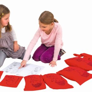 Twee meisjes leren over de ontwikkeling van leven met modellen en illustraties van embryos en babys.