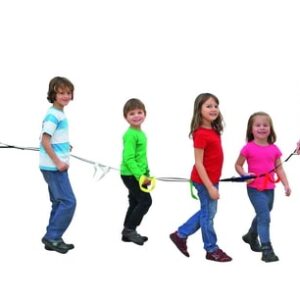 Wandel veiligheidstouw met 7 lussen, gebruikt door een volwassene en 6 kinderen in kleurrijke kleding.