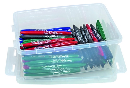 Transparante opbergdoos van 26 x 18 x 11 cm, gevuld met kleurrijke pennen en stiften.