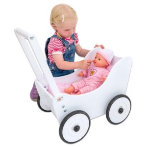 Poppenwagen van stevig hout met zachte bekleding, gevuld met linnengoed, terwijl een kind een pop verzorgt.