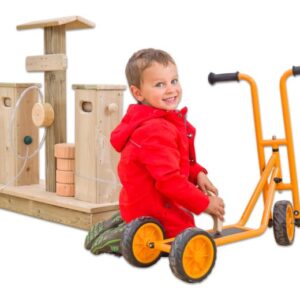 KDV Tankstation Outdoor met houten tankstation en een jongen in een rode jas op een oranje driewieler.
