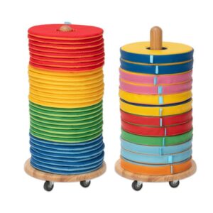 Mobiele houten trolley met stapelbare zitkussens in diverse kleuren, ideaal voor groepsactiviteiten en leren.