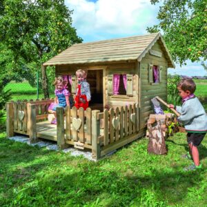 Houten speelhuis Hans & Grietje met hartvormige luiken en veranda, kinderen spelen vrolijk in de tuin.