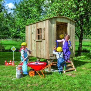 Multifunctionele bouw wagen met kinderen die spelen, bouwen en organiseren in een groene buitenomgeving.
