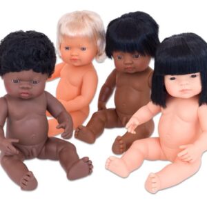 Poppen Set Internationaal met vier diverse poppen in verschillende huidskleuren en haarstijlen, bevorderlijk voor gelijkheid.