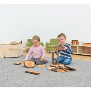 Natuurlijke houten blokken in een speelhoek, kinderen bouwen creatief met de Nature Wood Boomblokken Kist.