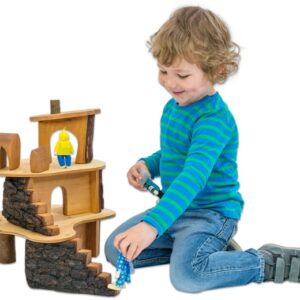 Boomhuis met houten constructie, kind speelt met figuren en accessoires, biedt avontuurlijke speelmogelijkheden.