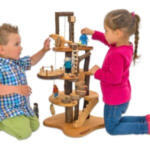 Kinderen spelen met het Boomhuis XL, een houten speelconstructie met ladders en figuren voor fantasierijk spel.