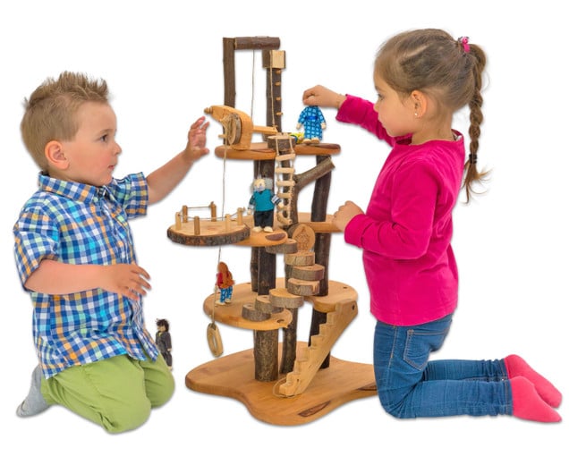 Kinderen spelen met het Boomhuis XL, een houten speelconstructie met ladders en figuren voor fantasierijk spel.