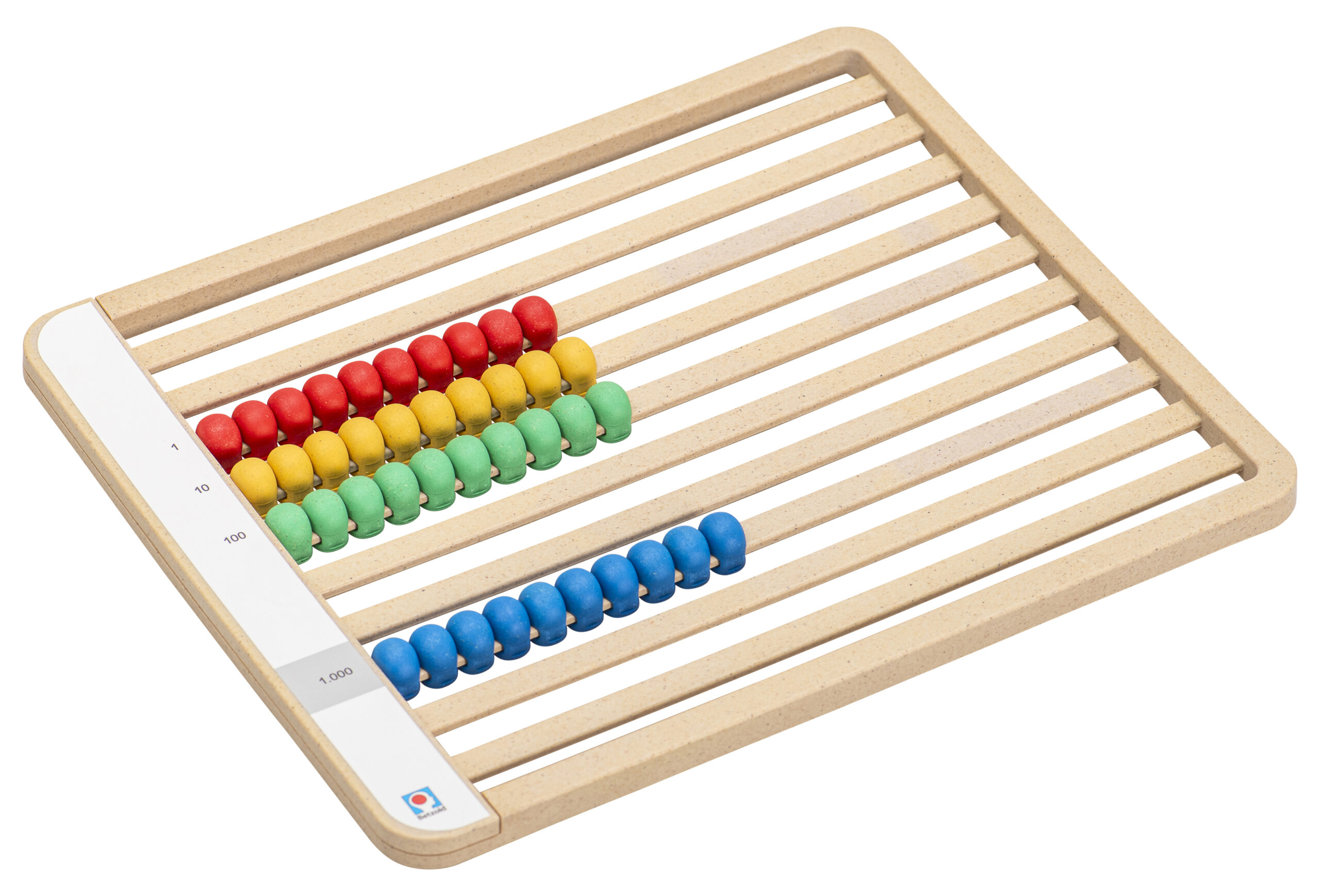 Montessori Telraam met gekleurde kralen in rijen voor het leren van tellen en rekenen, gemaakt van hout.