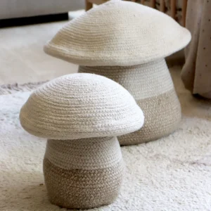 Multifunctionele opbergmanden in de vorm van paddenstoelen, gemaakt van natuurlijke materialen, in twee maten.